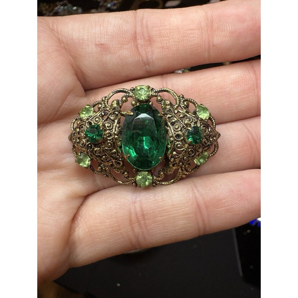 Vintage Green Rhinestone Brooch Ornate Gold Tone Filigree 1.5” Glass Pin